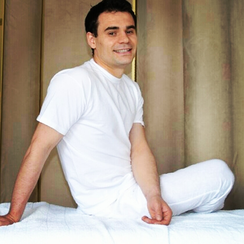 Mobiler Masseur in München mit Massageliege bei einer Hausbehandlung